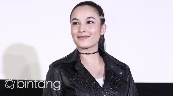 Dengan karakter Ailin yang merupakan seorang dokter di film Headshot, Chelsea menjadi dokter pribadi yang menjaga Ishmael, diperankan Iko Uwais, yang sedang mengalami koma dan hilang ingatan. (Galih W. Satria/Bintang.com)