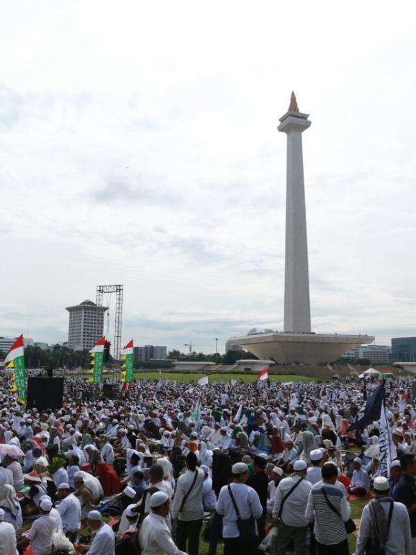 Suasana aksi damai 212 di Silang Monumen Nasional (Monas), Jumat (2/12), (Adrian Putra/Bintang.com)