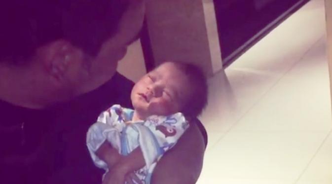Bebi Romeo tak puas-puasnya memandang anak ketiganya (Instagram)