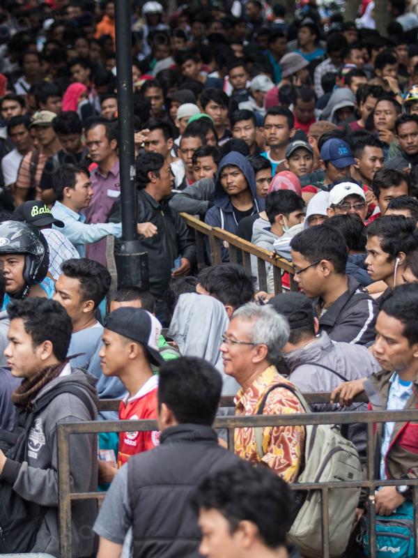 Ribuan suporter antri untuk membeli tiket di Kompleks SUGBK, Jakarta Selatan, Jumat (2/12/2016). Loket ini menyediakan 10.000 tiket. (Bola.com/Vitalis Yogi Trisna)