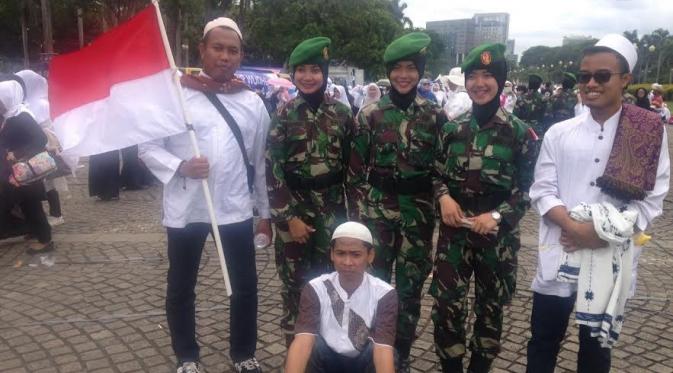 Peserta aksi damai 212 berfoto selfie bersama TNI wanita. (Cyntya Lova)