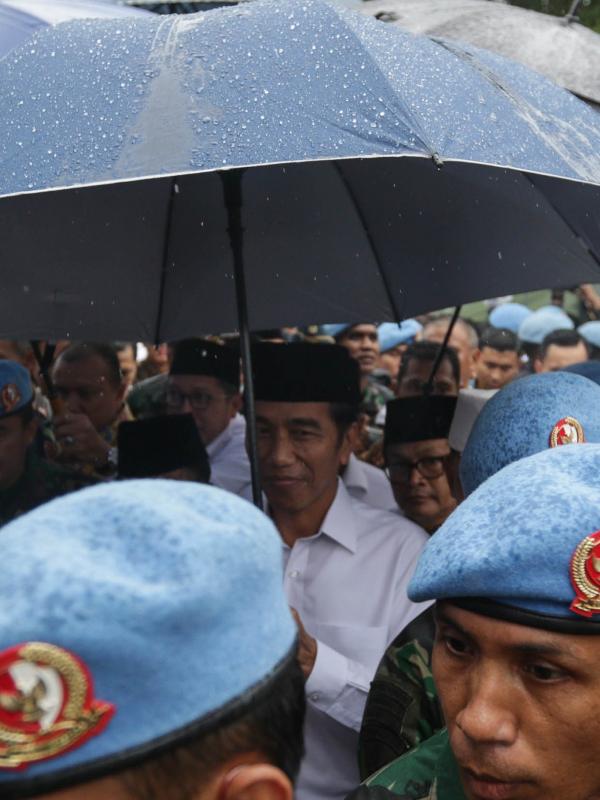 Presiden Joko Widodo berjalan untuk melaksanakan salat jumat bersama dalam Aksi Bela Islam Jilid 3 di Monumen Nasional, Jakarta, Jumat (2/12). (Liputan6.com/Faizal Fanani)
