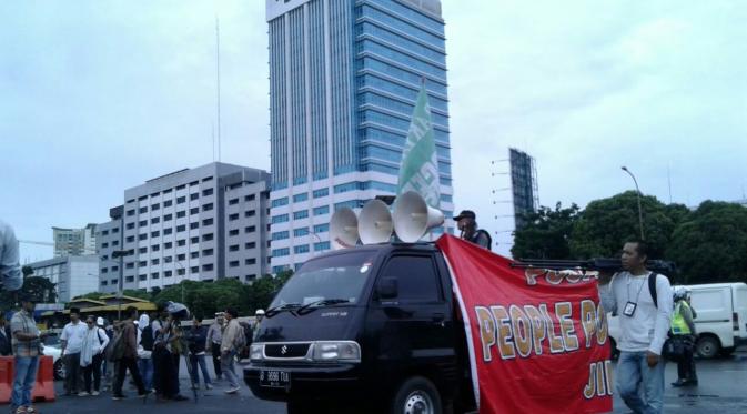 Massa People Power geruduk gedung DPR-MPR (Liputan6.com/Devira)