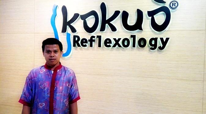 Di Kokuo Reflexology, Firman sudah 9 tahun bekerja (Foto: Liputan6.com/Fitri Haryanti Harsono)
