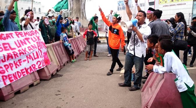 Sejumlah mahasiswa dan aktivis ormas menggelar demo 2 Desember atau Aksi Damai 212 di depan Bundaran Air Mancur, Masjid Agung, Palembang, Sumsel. (Liputan6.co/Nefri Inge)