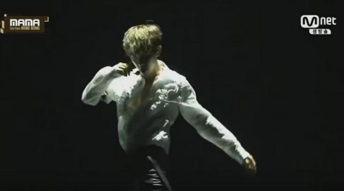 Baekhyun, leader EXO saat menunjukkan tubuhnya yang luwes menguasai panggung dengan tariannya di MAMA 2016.