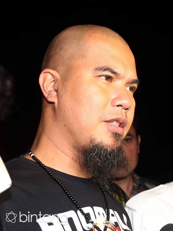 Tujuh orang diantaranya telah dipulangkan, antara lain Ahmad Dhani, Ratna Sarumpaet, Rachmawati Soekarnoputri, Eko Suryo Santjojo, Adityawarman Thahar, Kivlan Zein, dan Firza Huzein. Sedangkan ditahan berinisial SBP, J, dan R. (Nurwahyunan/Bintang.com)