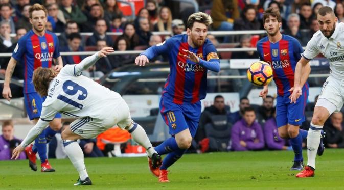 Aksi bintang Barcelona, Lionel Messi (tengah), saat mencoba melewati para pemain Real Madrid, pada laga lanjutan La Liga, di Stadion Camp Nou, Sabtu (3/12/2016). (AFP/Pau Barrena). 
