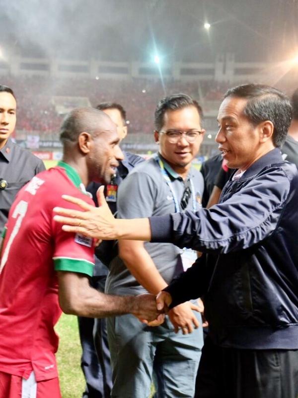 Presiden Joko Widodo mengucapkan selamat kepada kapten Timnas, Boaz Solossa. (Setpres)