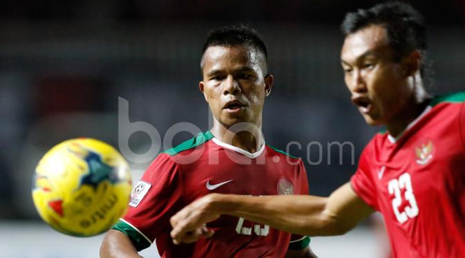 Pemain muda Indonesia, Manahati Lestusen (kiri) dan Hansamu Yama Pranata, saat melawan Vietnam dalam laga leg pertama semifinal Piala AFF 2016 di Stadion Pakansari, Bogor, Sabtu (3/12/2016). (Bola.com/Peksi Cahyo)