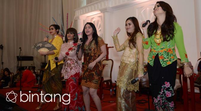 Julia Perez dan Dewi Perssik tampil satu panggung bersama Ayu Ting Ting di acara khitanan anak Eko Patrio. (Nurwahyunan/Bintang.com)