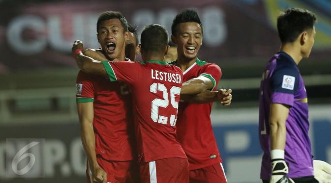Pemain Timnas Indonesia memeluk Hansamu Yama Pranata (kiri) usai mencetak gol ke gawang Vietnam pada laga semifinal pertama Piala AFF 2016 di Stadion Pakansari, Bogor, Sabtu (3/12). Indonesia unggul 2-1 atas Vietnam. (Liputan6.com/Helmi Fithriansyah)