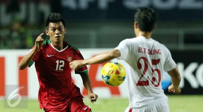 Penyerang Timnas Indonesia, Lerby Eliandry (kiri) berebut bola dengan Bui Tien Dung (Vietnam) pada laga semifinal pertama Piala AFF 2016 di Stadion Pakansari, Bogor, Sabtu (3/12). Indonesia unggul 2-1. (Liputan6.com/Helmi Fithriansyah)