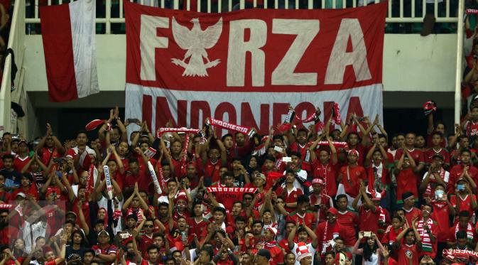 Fans selalu memberikan dukungan kepada Timnas Indonesia. (Liputan6.com/Helmi Fitriansyah)