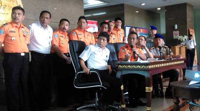 Kepala Basarnas Marsekal Madya TNI FHB Soelistyo menggelar konferensi pers terkait pencarian korban dan pesawat Skytruck P 4201 milik Polri yang jatuh di perairan Kabupaten Lingga, Kepri. (Liputan6.com/Fachrur Rozie)