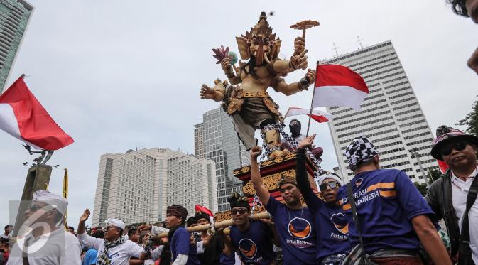 Pawai Ogoh-ogoh memeriahkan demo 412 Kita Indonesia di kawasan Bundaran HI, Jakarta, Minggu (04/12). Ogoh-ogoh atau boneka raksasa yang melambangkan Bhuta Kala (sifat-sifat buruk) ini ikut meramaikan parade kebudayaan. (Liputan6.com/Fery Pradolo)