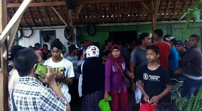 Warga mengerumuni rumah tempat bocah lima tahun yang diduga dibunuh ibu kandung sendiri di Grobogan, Jawa Tengah. (/Felek Wahyu)