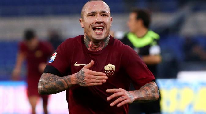 Selebrasi pemain Roma Radja Nainggolan usai jebol gawang Lazio (Reuters/Alessandro Bianchi)