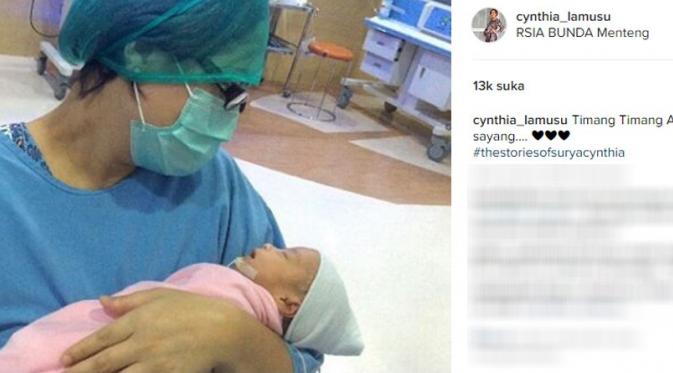 Cynthia Lamusu gendong salah satu anaknya di rumah sakit (Foto:Instagram)