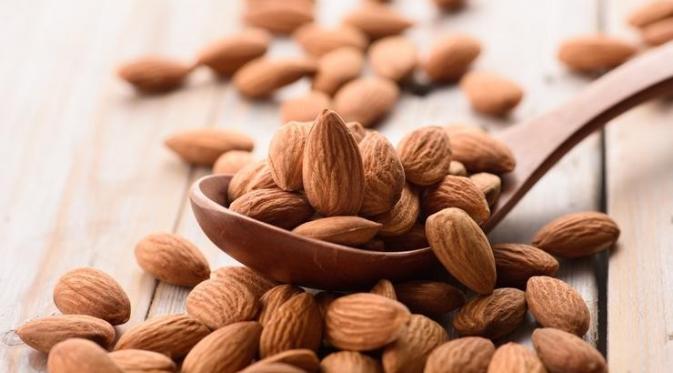 Kacang almond kaya akan Omega-3 yang bisa melawan efek penuaan.