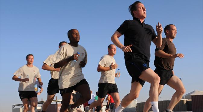 Mantan PM Inggris, David Cameron saat lari pagi di Camp Bastion di Provinsi Helmand, pada 11 Juni 2010. Cameron selalu menyempatkan lari dan tenis minimal satu kali dalam sepekan. Dia juga tidur teratur dan tidak begadang. (AFP PHOTO/Stefan Rousseau)