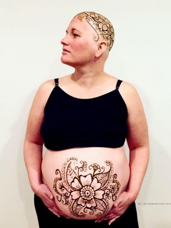 Lynn menggambar tato Henna di kepala Anne yang rambutnya menanggal karena kemo. (Via: boredpanda.com)