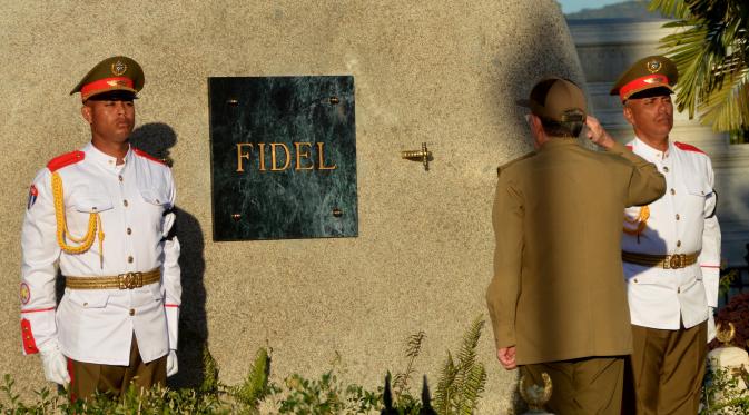 Presiden Kuba, Raul Castro memberi penghormatan terakhir kepada abu mantan Presiden Kuba, Fidel Castro usai dimakamkan di Santa Ifigenia Cemetery di Santiago, Kuba (4/12).  Castro memerintah Kuba hampir setengah abad. (REUTERS/ACN/Marcelino Vazquez)