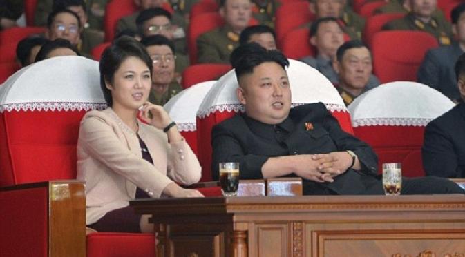 Penampilan terakhir Kim Jong-un dan sang istri, Ri Sol-ju saat menonton pertunjukan musik pada Maret lalu (Reuters)