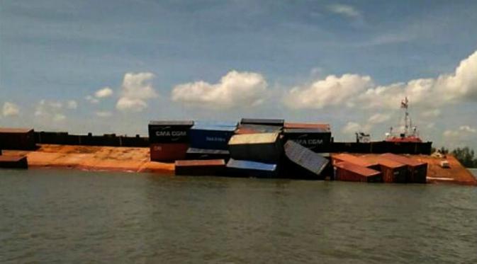 Dua kapal pengangkut puluhan kontainer dari Malaysia, kandas di perairan Pulau Rupat, Bengkalis, Riau. (Liputan6.com/M Syukur)