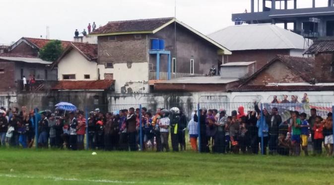 Bobotoh Persib Bandung di Garut memadati Stadion Jayaraga saat T-Team beruji coba melawan Persigar Garut. (Bola.com/Permana Kusumadijaya)