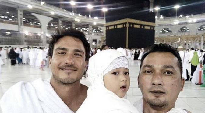 Hamish Daud saat melaksanakan ibadah umrah (Instagram/@hamishdw)