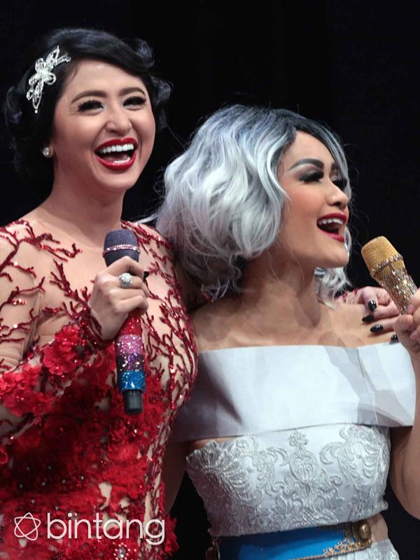 Julia Perez dan Dewi Perssik. (Deki Prayoga/Bintang.com)