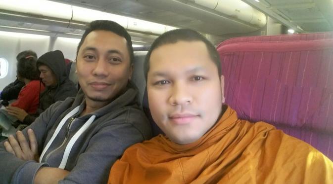 Bola.com berfoto bersama seorang biksu asal Thailand, Nirun Srilachai di dalam pesawat Thai Airways setelah tiba di Bandara Suvarnabhumi, Thailand, Senin 5/12/2016). (Bola.com/Istimewa)