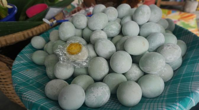 Telur asin di perayaan jelang Maulid Nabi. (Liputan6.com/Fajar Abrori)