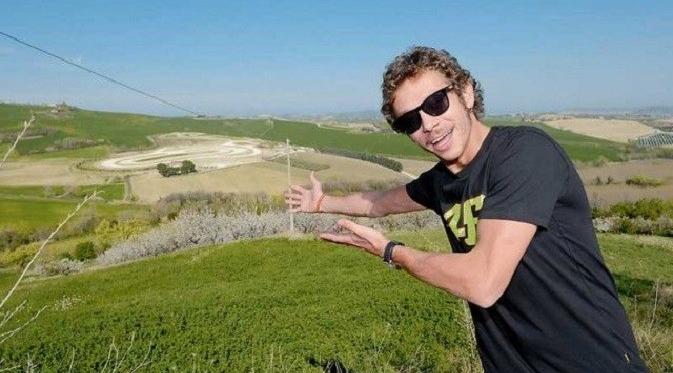 Valentino Rossi menunjukkan sirkuit miliknya yang dekat dengan rumahnya. (Alux)