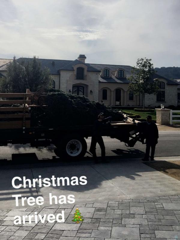 Kylie Jenner menunjukkan pohon Natalnya. (Instagram/kylizzlesnapchats)