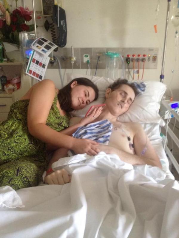 Kailem dan Brandi-Lee di ranjang rumah sakit. (Foto: Facebook.com/brandiwadwell)