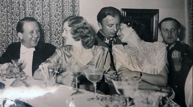 Adolf Hitler hadiri resepsi pernikahan adik iparnya (Dailymail.com)