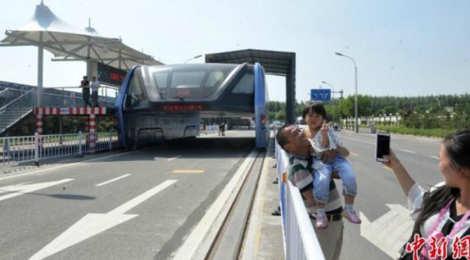 Saat mulai uji coba dan melaju di jalan Kota Qinhuangdao, bus ini berhasil menyita banyak perhatian dari media lokal maupun internasional.(Shanghaiist.com)