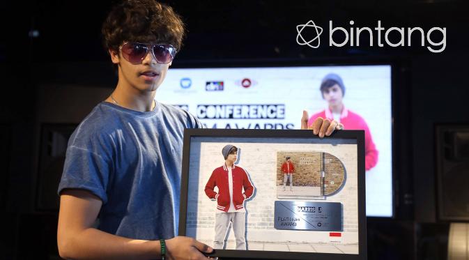 Penyanyi asal Inggris, Harris J baru saja mendapatkan penghargaan Platinum dari Warner Music Indonesia. Keberhasilannya meraih penghargaan lantaran penjualannya lebih dari Rp 1 miliar. (Nurwahyunan/Bintang.com)