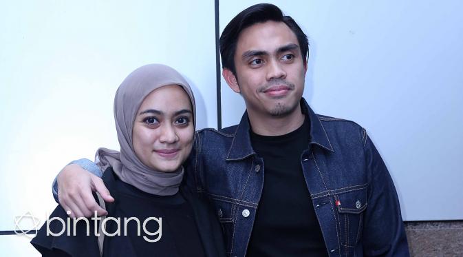 Kisah cinta itu pun dituangkan dalam novel berjudul ‘Teman Tapi Menikah’ yang rilis pada Agustus 2016 lalu. Novel tersebut menceritakan perjalanan cinta mereka yang berawal dari 13 tahun bersahabat dan berujung di pernikahan. (Nurwahyunan/Bintang.com)