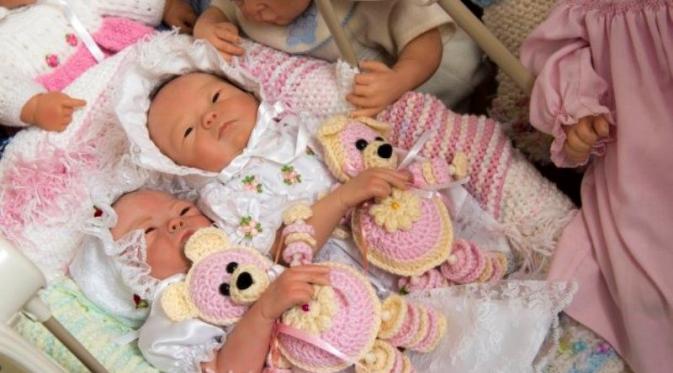 Salah satu boneka bayi milik Betty Bading (Foto Metro)