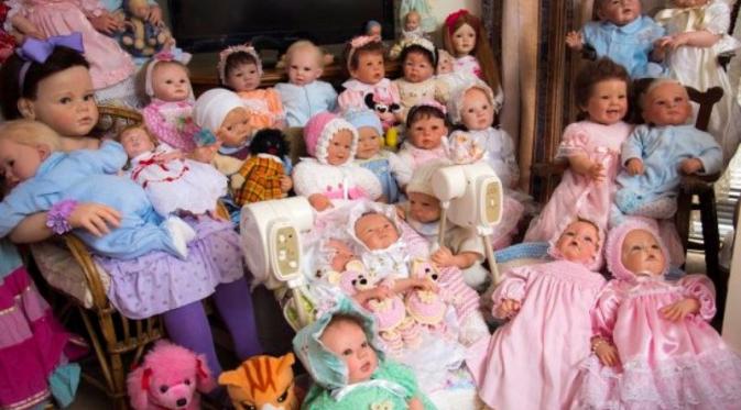 Sejumlah koleksi boneka bayi mirip manusia milik Betty Bading (Foto: Metro)