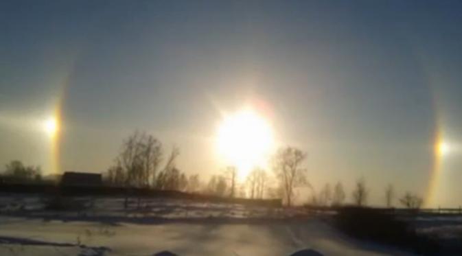 Detik-Detik '3 Matahari' Langka Muncul di Langit Rusia (vmagnitogorske)