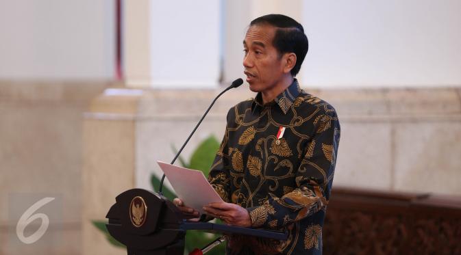 Presiden Joko Widodo (Jokowi) menyampaikan sambutan saat penyerahan Daftar Isian Penyelenggaraan Anggaran (DIPA) 2017 dan Anugerah Dana RAKCA 2016 bagi Daerah Berkinerja Baik di Istana Negara, Jakarta, Rabu (7/12). (Liputan6.com/Faizal Fanani)