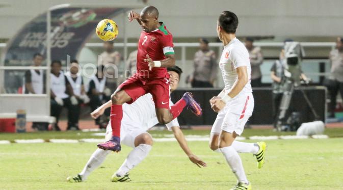 Penyerang Indonesia, Boaz Solossa beraksi di laga semifinal pertama lawan Vietnam.  (Bola.com/Nicklas Hanoatubun)