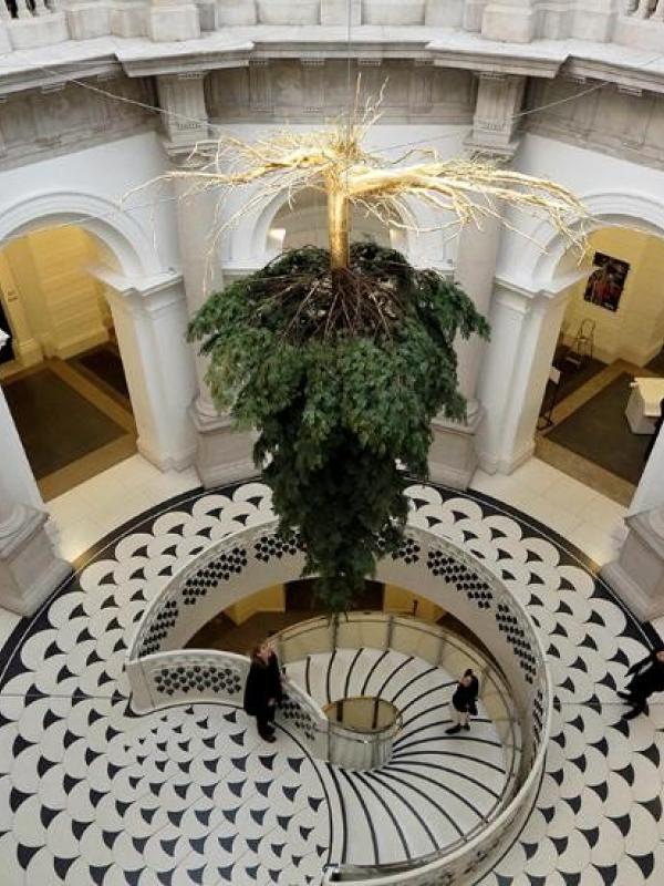 Sebuah pohon Natal yang dipamerkan di Tate Britain, London, dibuat terbalik. Apa yang menarik?