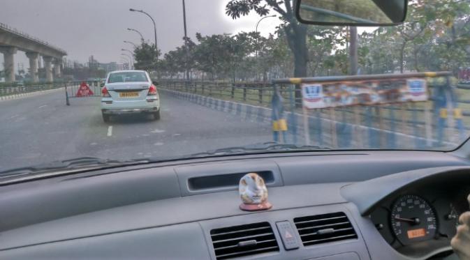 Berkendara di India memang unik. Untuk mengurangi kecepatan arus lalu lintas, dipasangi 'pagar' di tengah jalan. (Liputan6.com/Alexander Lumbantobing)
