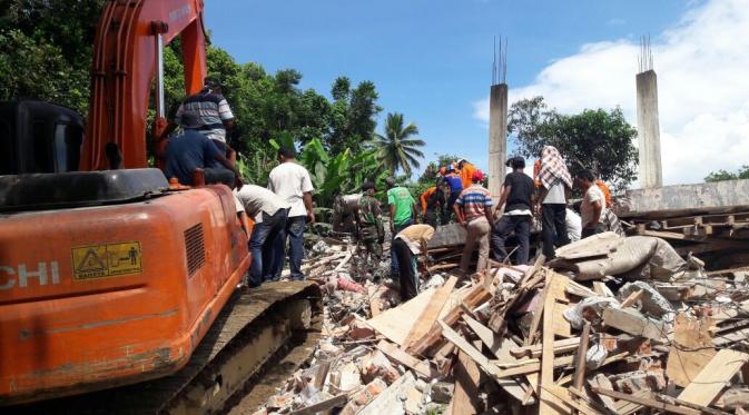 Alat berat mengevakuasi runtuhan di Pidie Jaya (Liputan6.com/Windi)