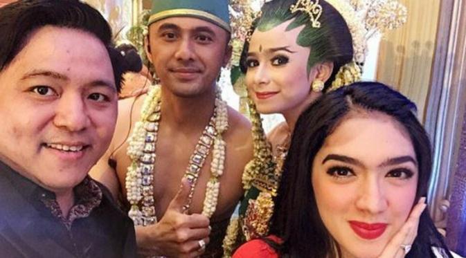 Angel Karamoy dan Steven Rumangkang saat menghadiri pernikahan Hengky Kurniawan (Instagram/@realangelkaramoy)